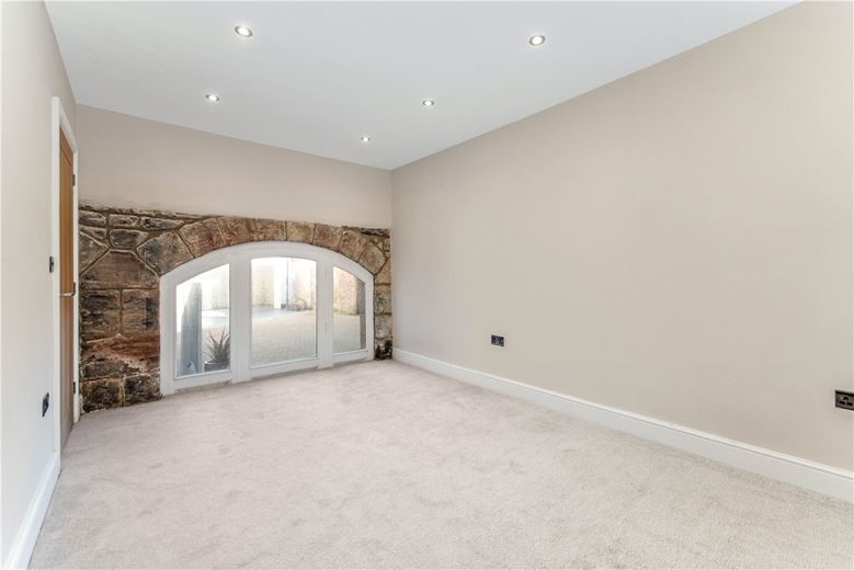 2 bedroom flat, Farne House, 12 Crewe Street NE68 - Available