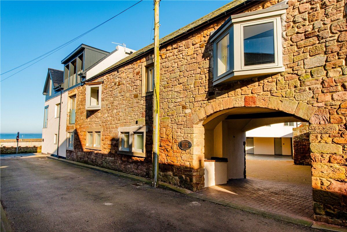 2 bedroom flat, Farne House, 12 Crewe Street NE68 - Available