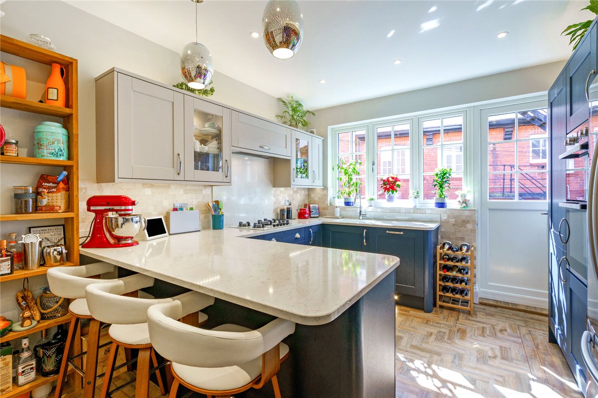 2 bedroom flat, Holbeck Hill, Scarborough YO11 - Available