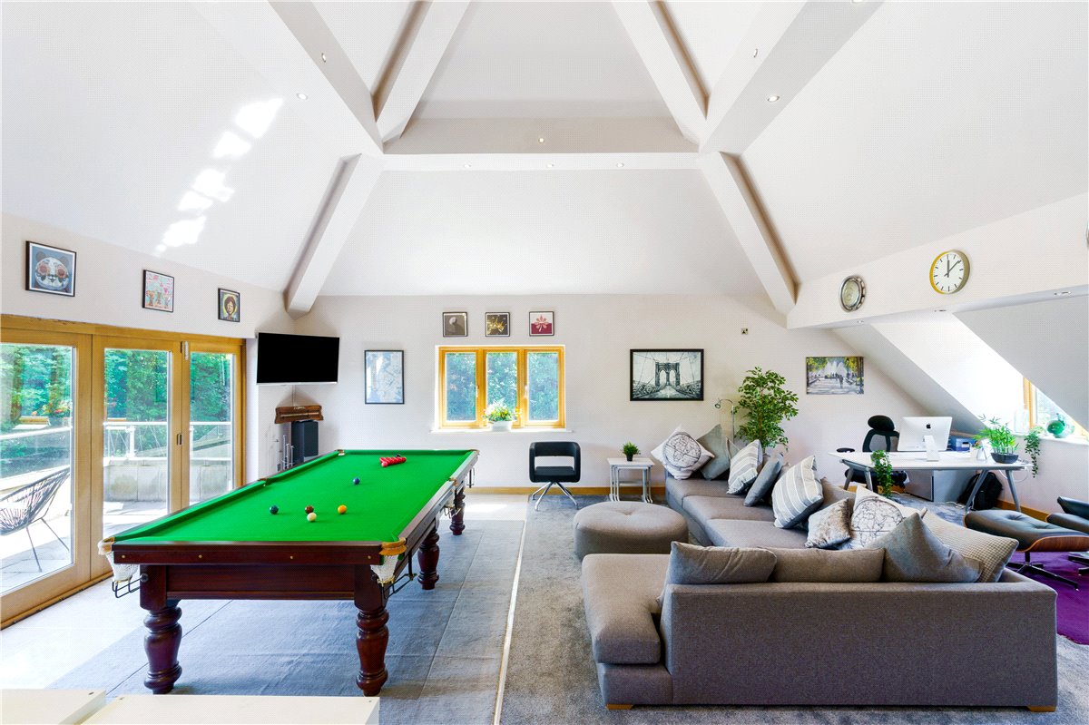 6 bedroom house, York House, Carleton Road WF8 - Available