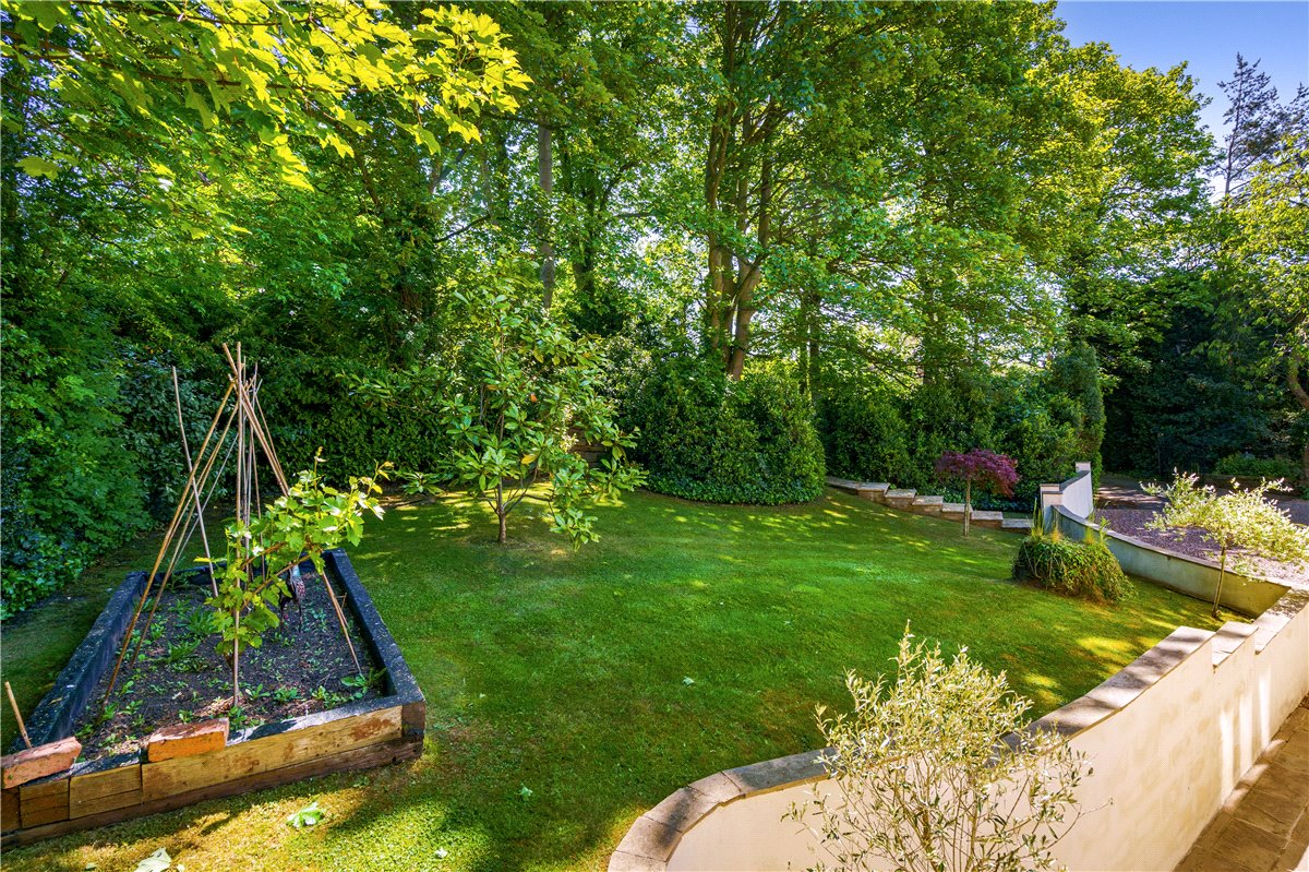 6 bedroom house, York House, Carleton Road WF8 - Available