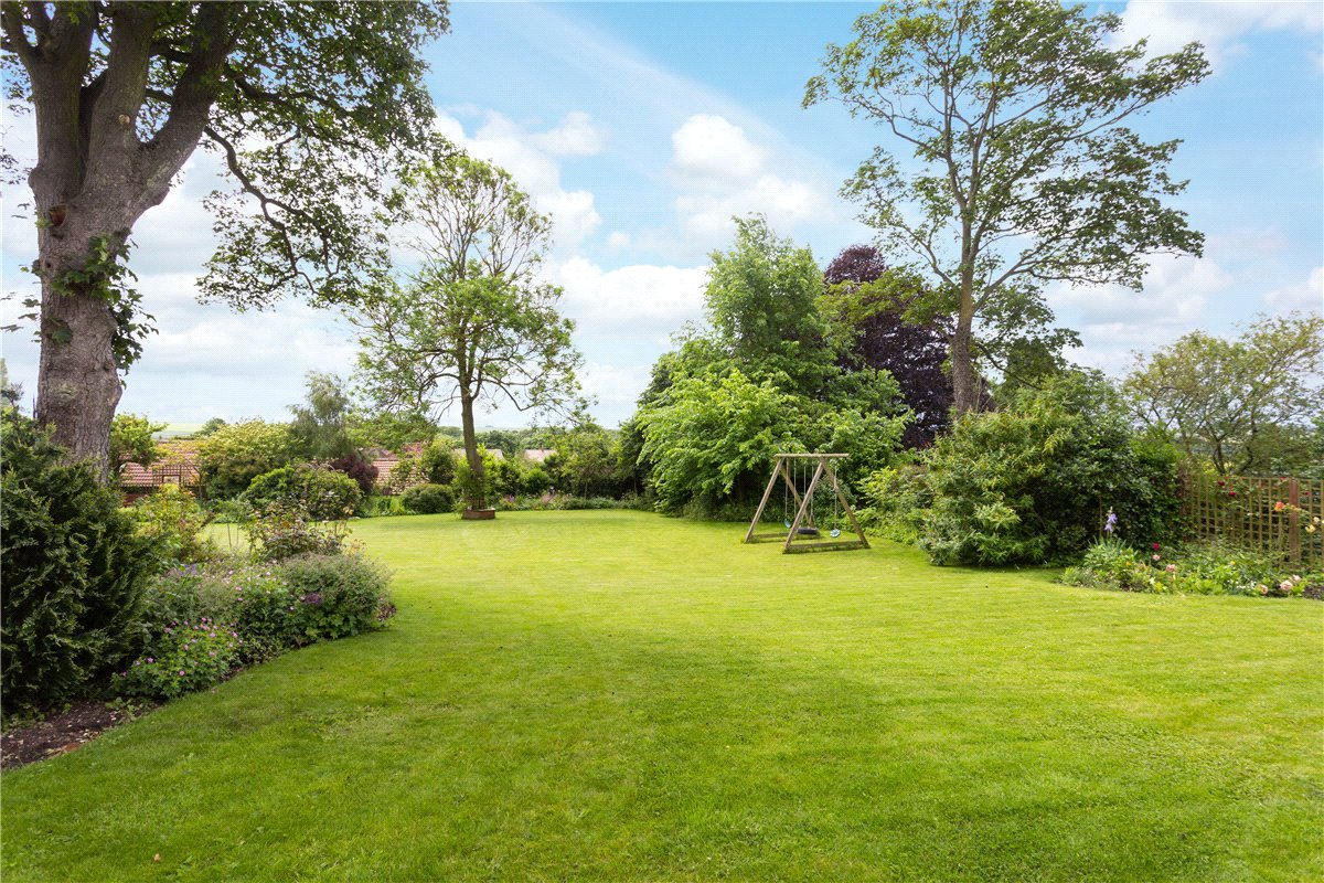 5 bedroom house, Front Street, Wold Newton YO25 - Available