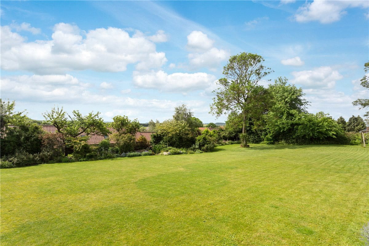 5 bedroom house, Front Street, Wold Newton YO25 - Available