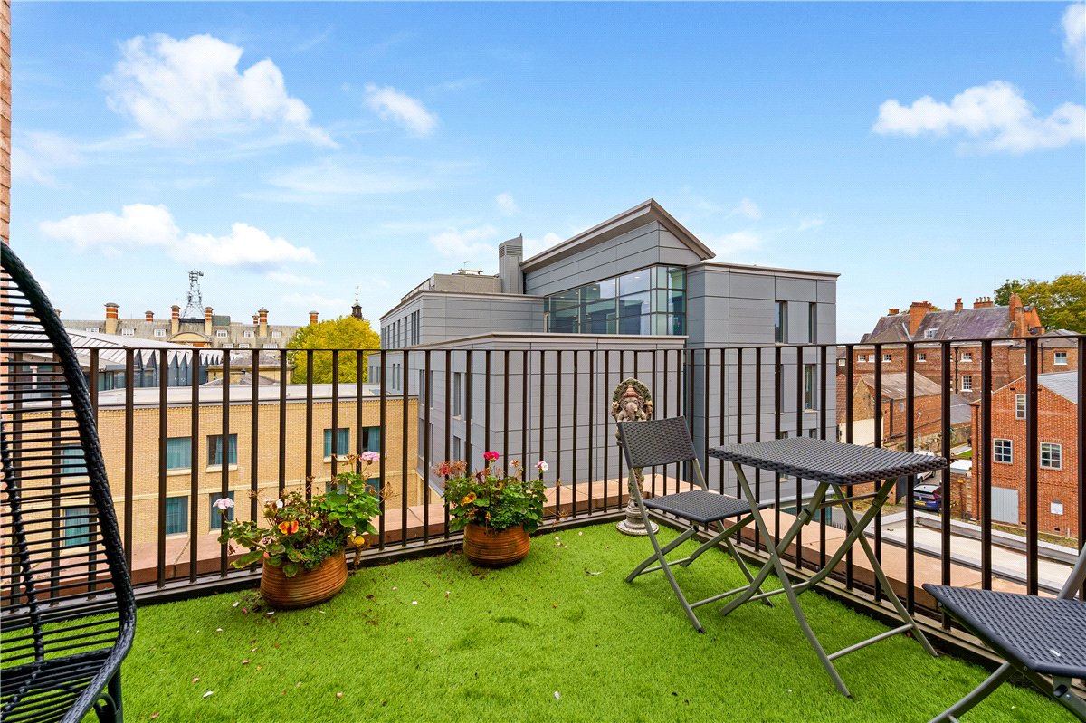 3 bedroom flat, Toft Green, York YO1 - Available