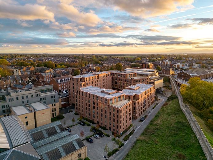 3 bedroom flat, Toft Green, York YO1 - Available