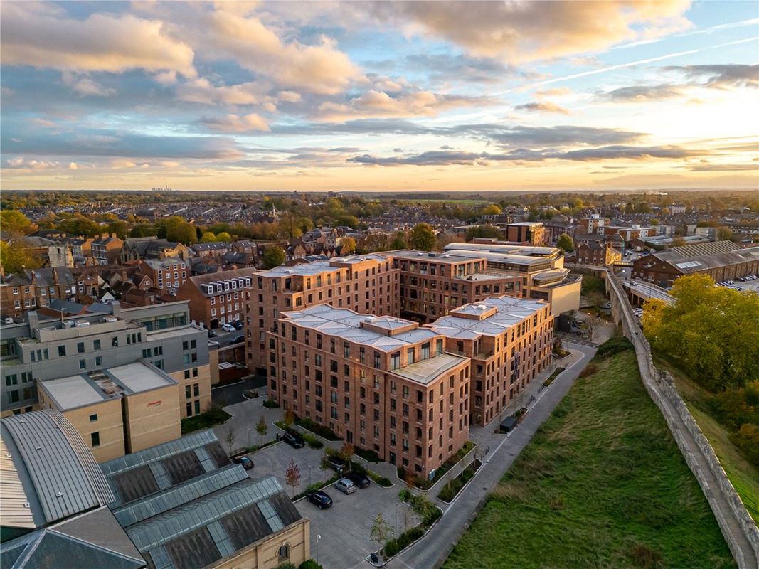 3 bedroom flat, Toft Green, York YO1 - Available