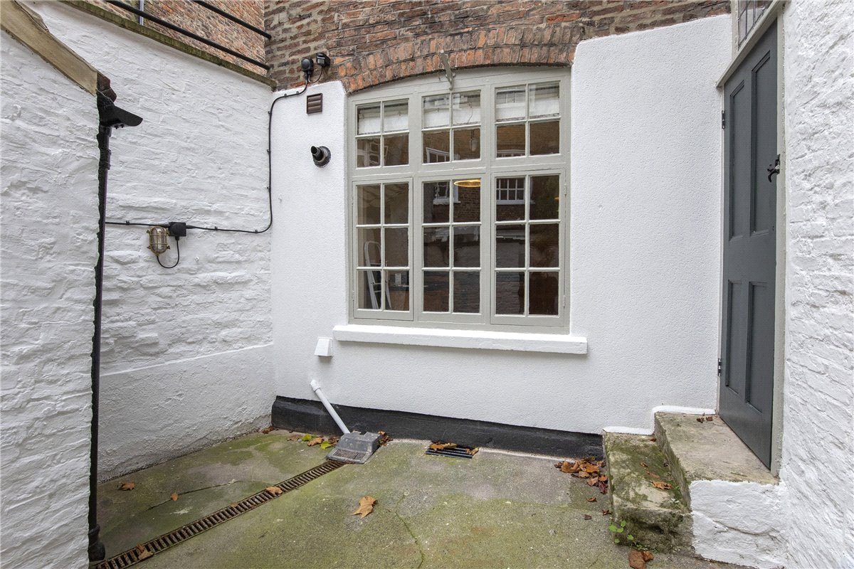 4 bedroom house, Precentors Court, York YO1 - Available